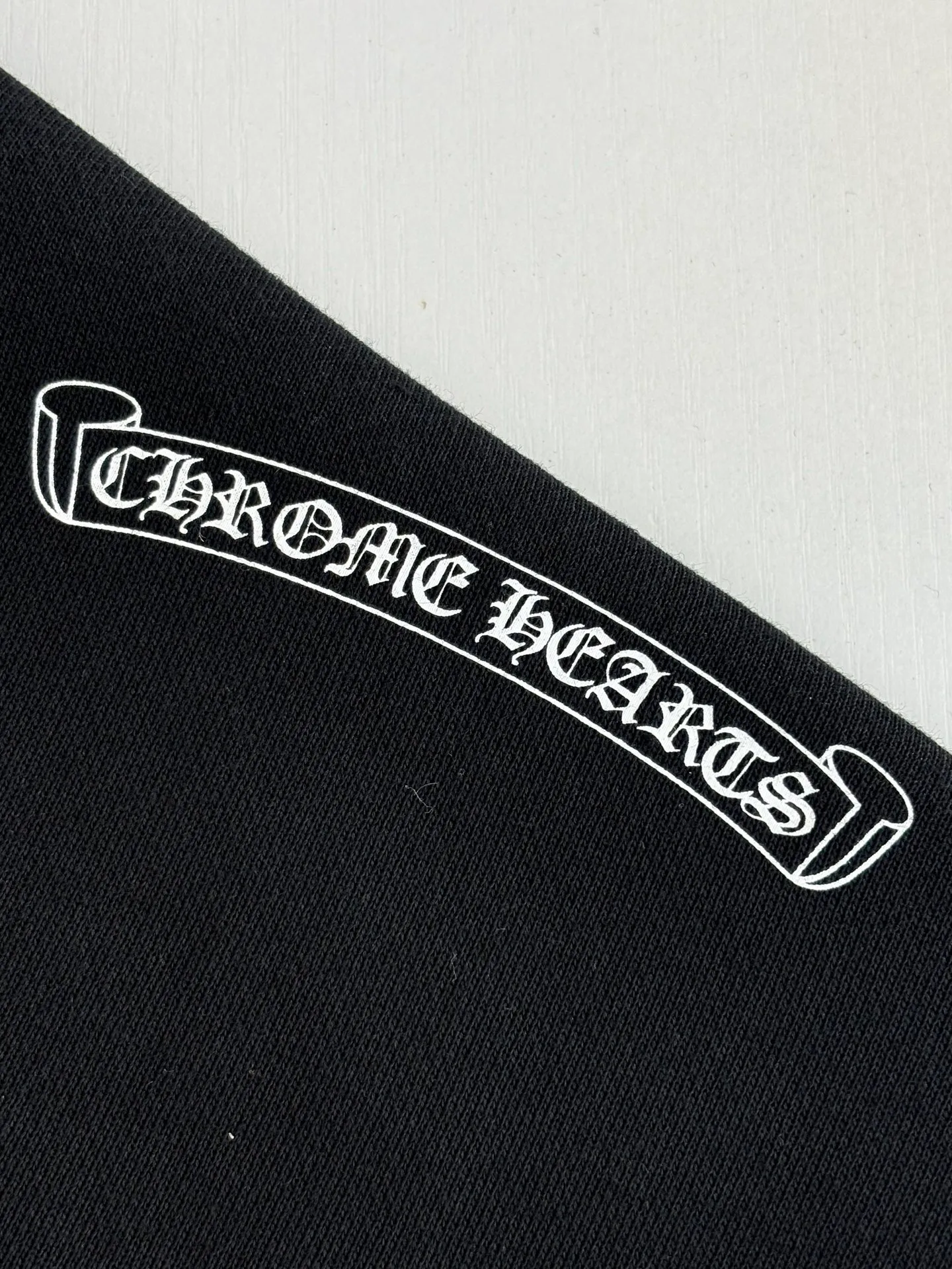 🅿️456 Come Hearts*/Cro Hearts 25 new letter printed zipper hooded sweatshirt is made of 100% custom-woven and dyed pure cotton fabric with thin velvet lining. The front and rear logo printing uses a special pulp printing process. Its characteristic is to use glue with high performance to print m to create a sense of layering on the printed pattern. Accessories that match the new YB mold. m The zipper puller and back hem are custom-developed using silver-plated foti material. m The cuffs and hem have a shrinking effect. m The front panel is manually cut and positioned. Hand-sewn hand pocket design. The overall routing is straight and delicate. Size: S/M/L/XL